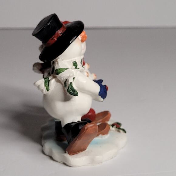 Charming Snow Couple Figurine - Perfect Winter Decor - Picture 10 of 13